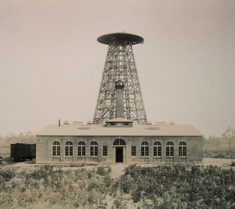In 1901 vertilt Tesla zich met de bouw van de Wardenclyffe Tower. Die moet het begin zijn van een wereldwijde draadloze energievoorziening, maar het project wordt voortijdig afgelast. 