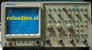 Een van de digitale oscilloscopen met opslagcapaciteit uit de 2400-serie, die zowel conventionele analoge als digitale modellen omvatte, was de 2440 met een bemonsteringsfrequentie van 500 MS/sec en een bandbreedte van 300 MHz.