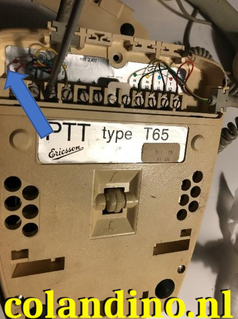 Haal de klep aan de achterkant weg en verwijder het oude telefoonsnoer onder schroef 1 – 4 Draai hierna alle schroeven weer aan.