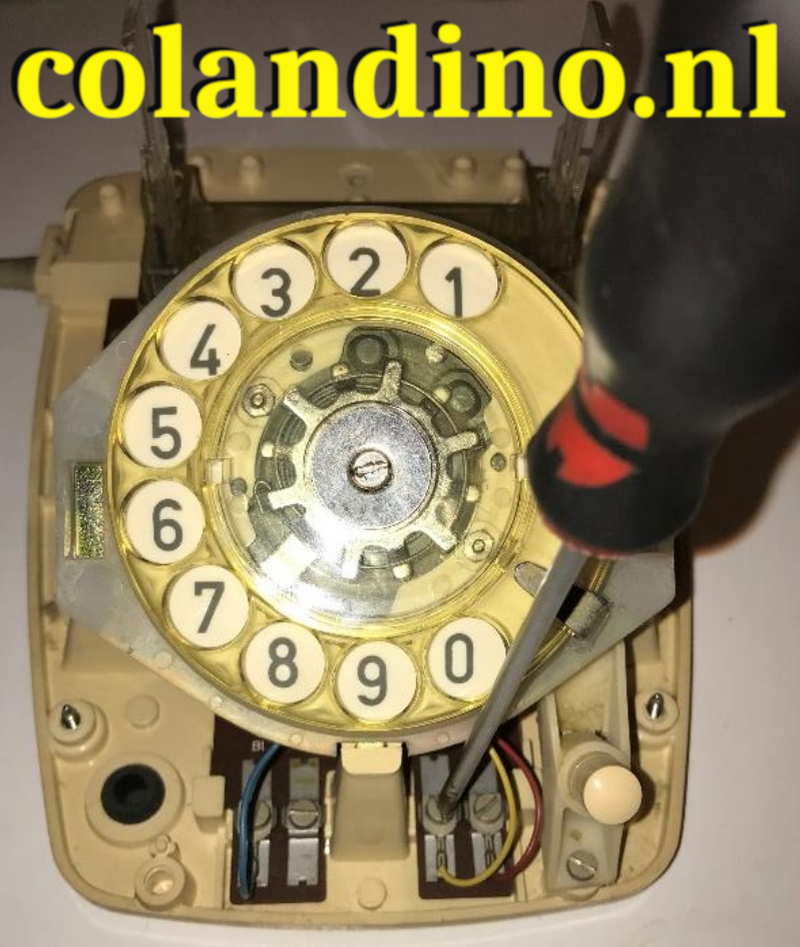 Schroef de draden van de draaischijf los, klik de draaischijf los en leg deze opzij.