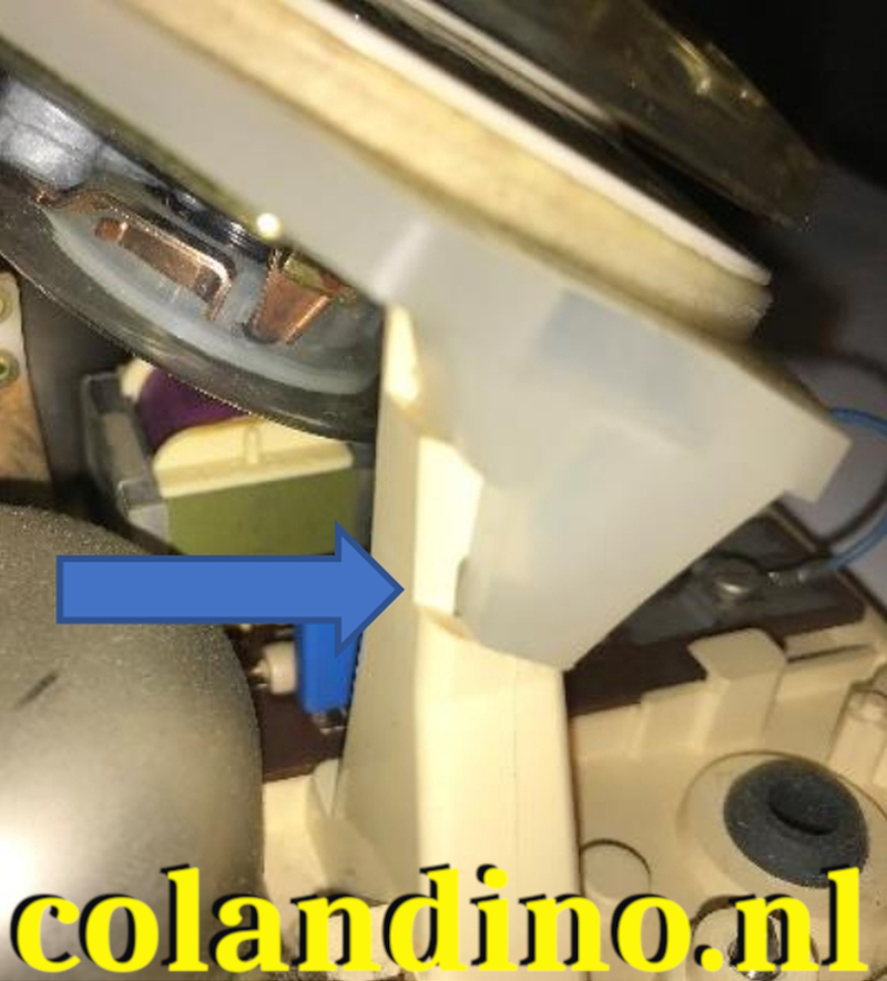 Draai de schroeven weer aan.