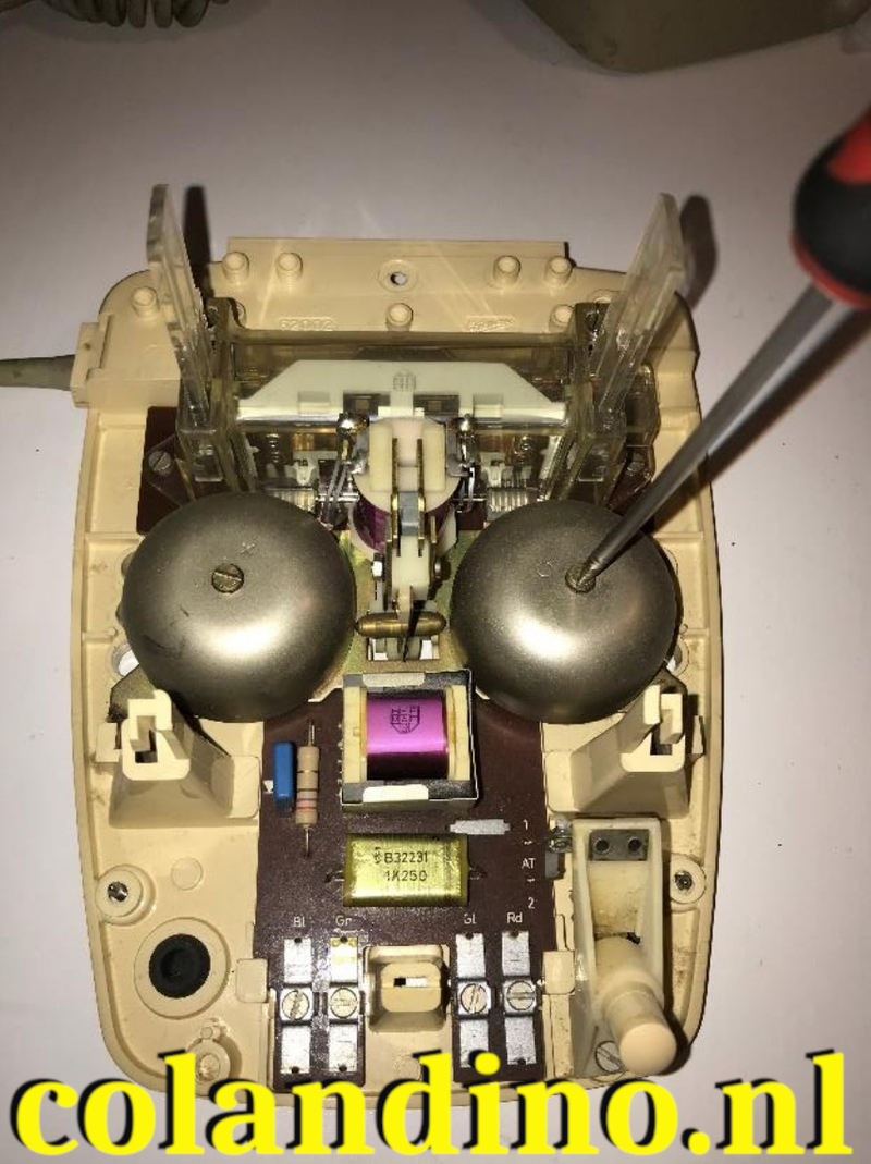 Schroef de rechter bel los en verwijder deze