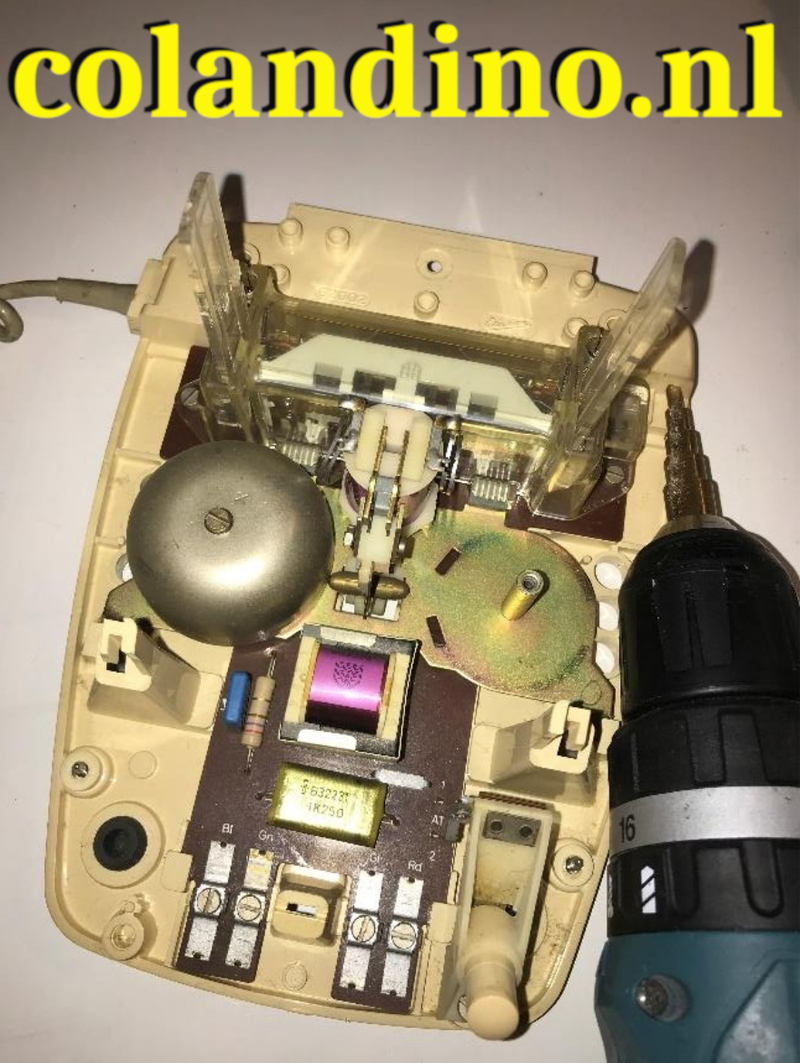 Boor een klein gat (6 mm) aan de rechter zijkant