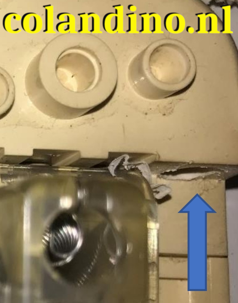 Boor het gat, zoals aangegeven op de foto.