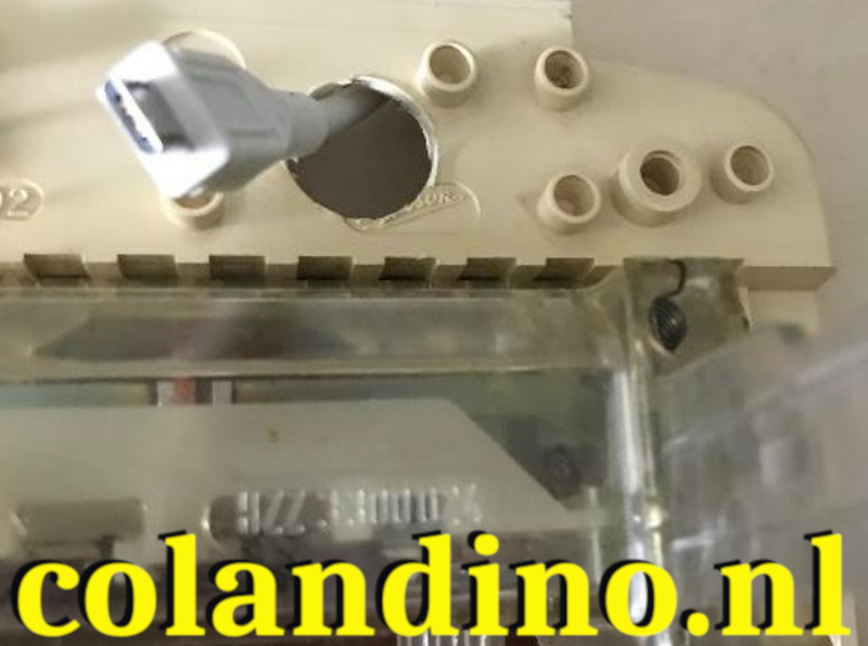 Het grote gat aan de onderkant bij klem 4 het kleine gat bij klem 6.