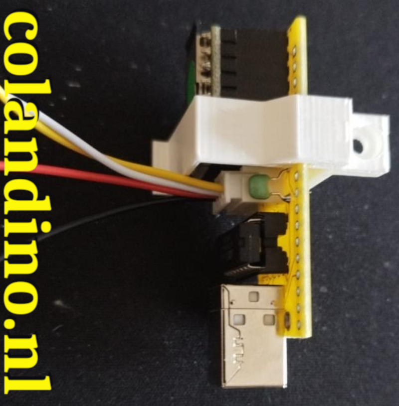 Schuif de plastic beugel voorzichtig over de printplaat op de plek waar de chip op de printplaat zit bevestigd.