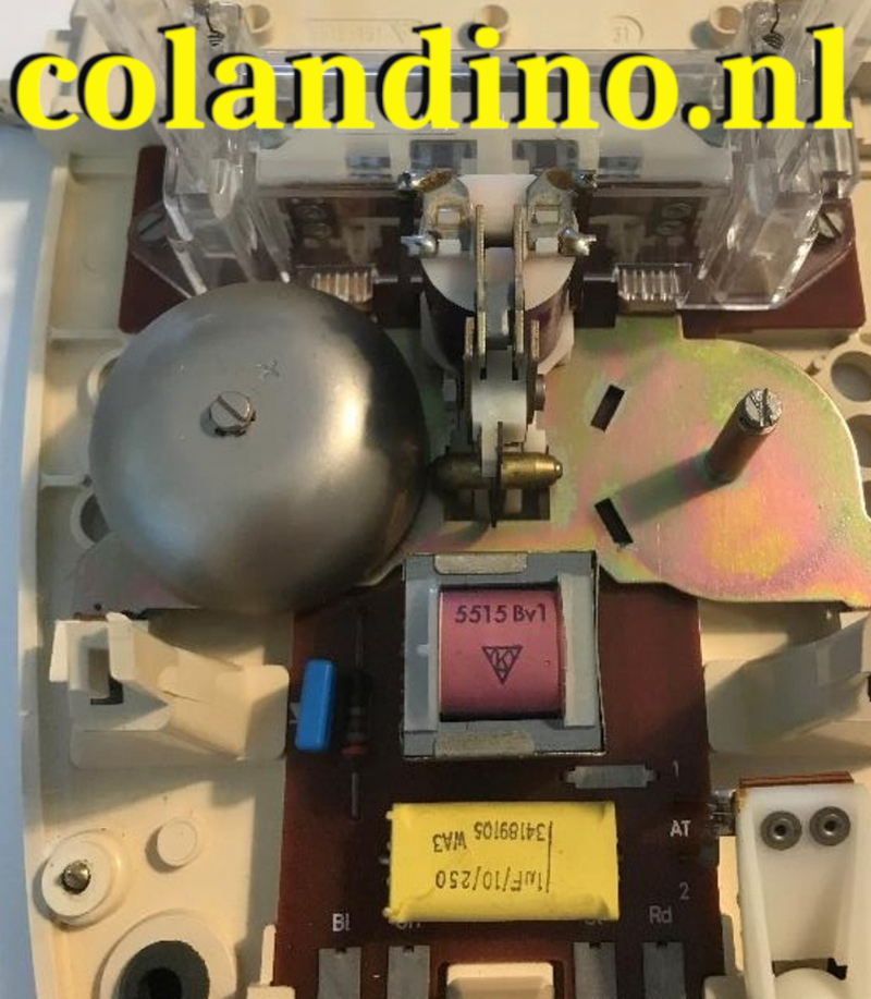 Maak het boutje op de as weer los. Schroef de beugel met het boutje vast op de as.