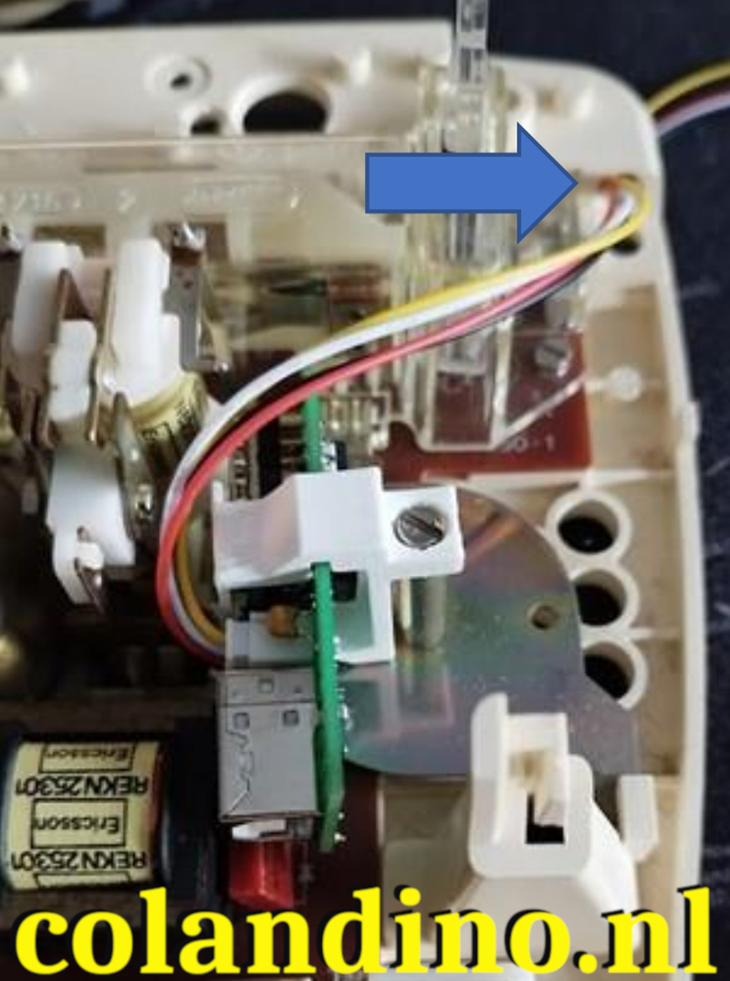 De 4 draden van de klem aan de linker kant van de print gaan door het 6mm gat naar de achterkant.