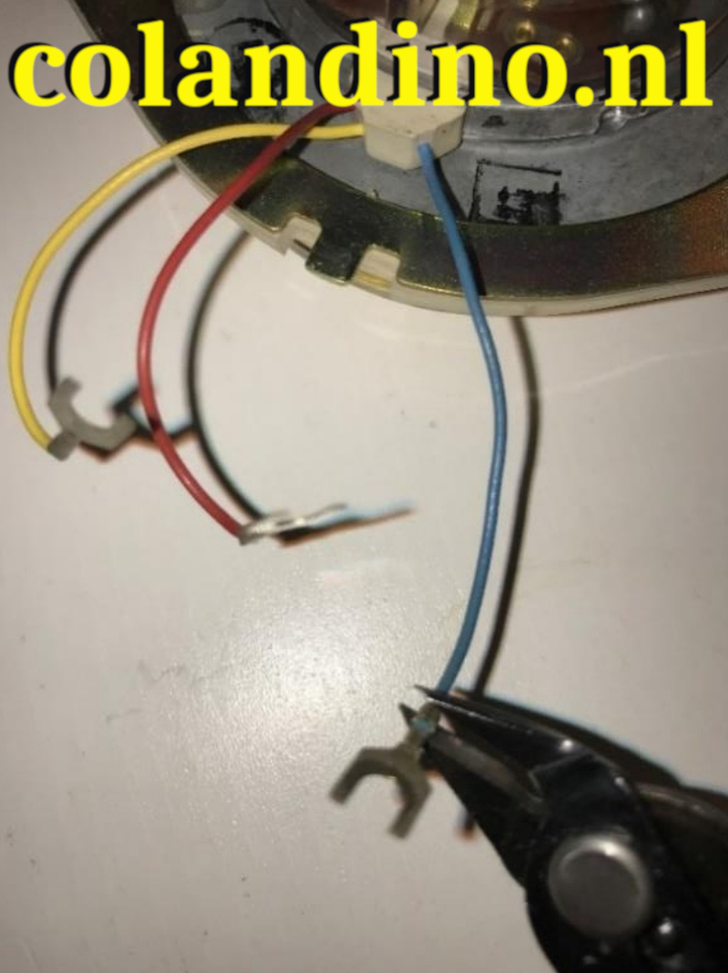 Nu pakken we de draaischijf erbij en knippen we de klemmetjes van de draden af (bewaar de klemmetjes)