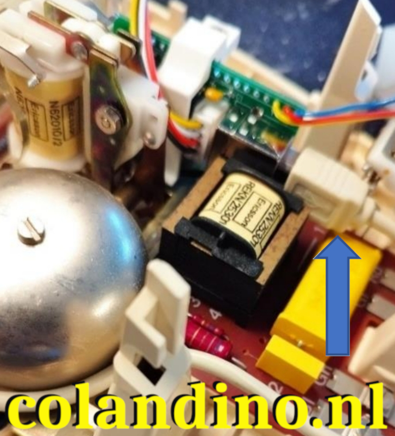 Plug de USB-stekker in de USB-aansluiting op de printplaat