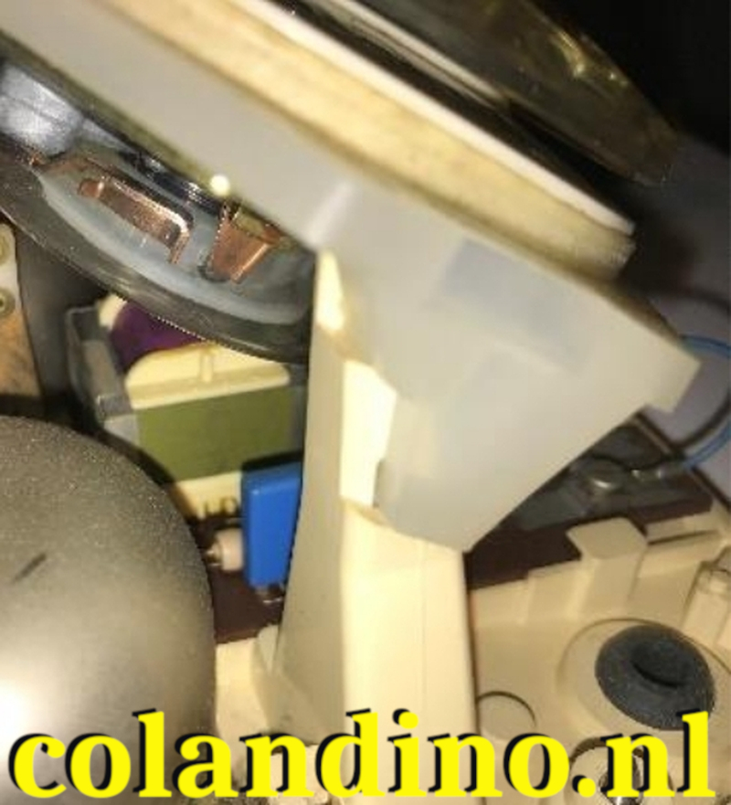 Klik de draaischijf voorzichtig vast op de bodem van de telefoon.