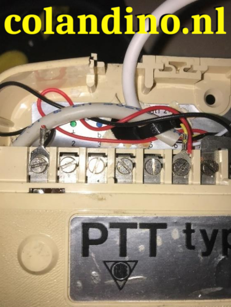 Nu kunnen we 2 draden aan de achterkant vastschroeven.