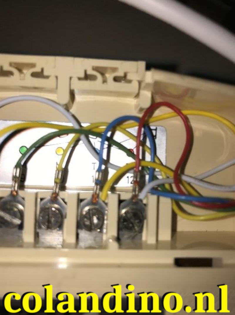 De gele en witte draad worden samen met de blauwe en rode draden van de hoorn onder klem 11 en 12 vastgemaakt.