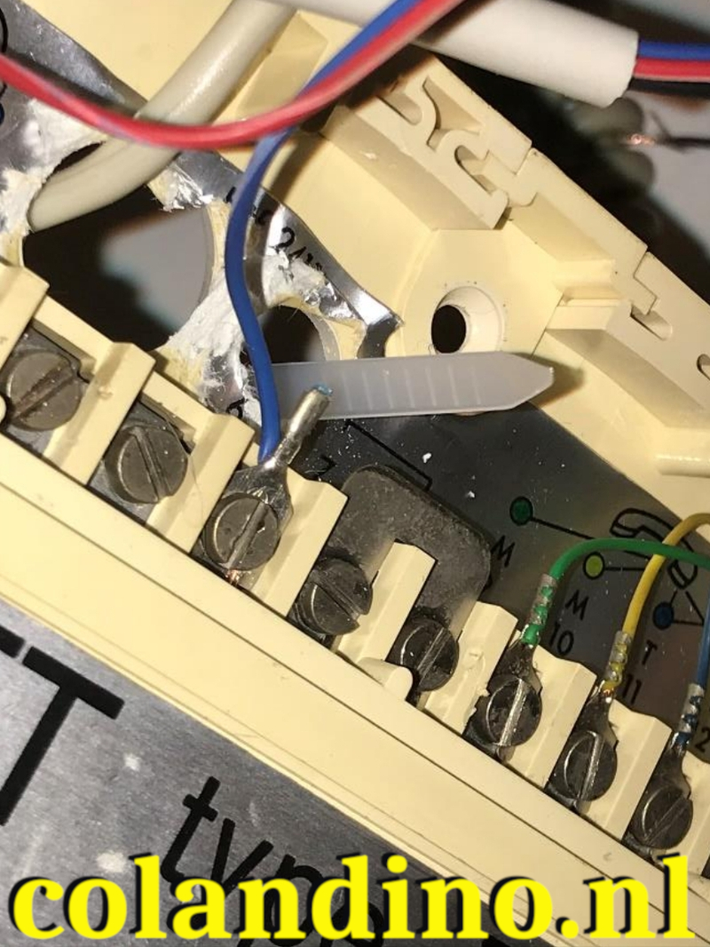 Nu bevestigen we de draden en de USB-kabel met een trekbandje aan de behuizing. Steek het trekbandje door het gat bij klem 6.