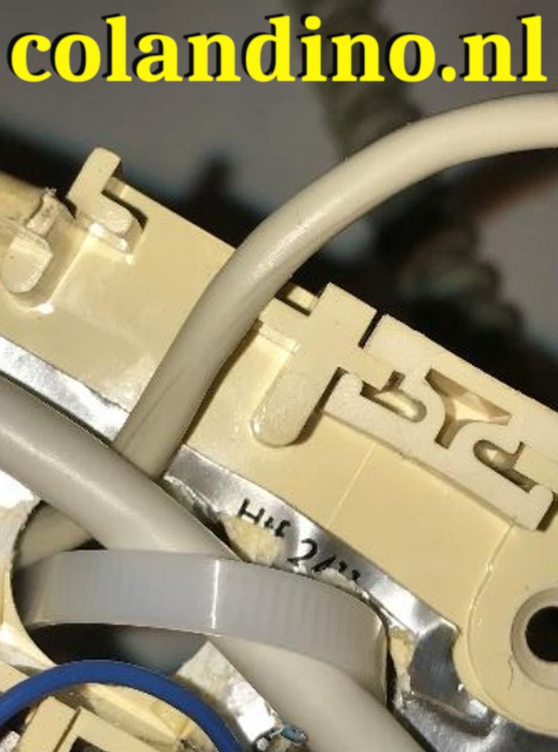 Klem de USB-kabel vast met het witte klemmetje.