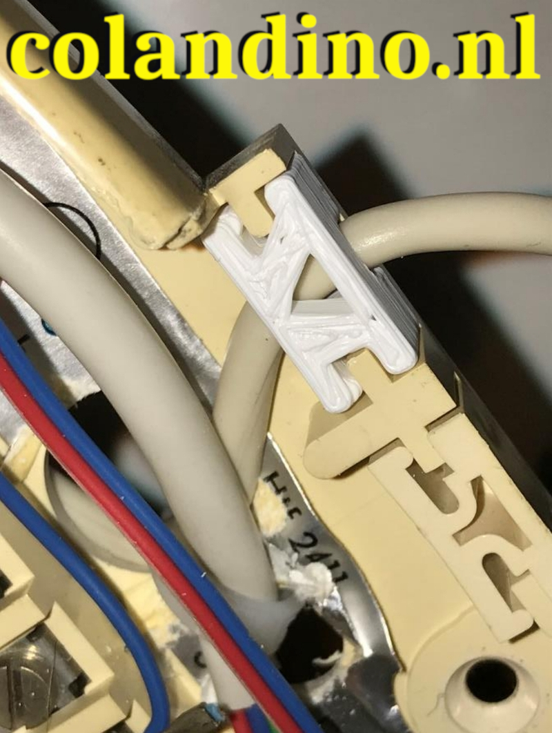 Klem de USB-kabel vast met het witte klemmetje.