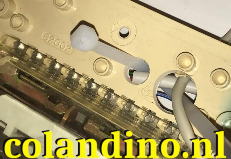 Draai de telefoon om en trek het trekbandje met de USB-kabel ertussen aan.