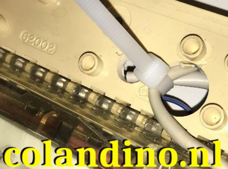 Trek het trekbandje met de USB-kabel ertussen aan.