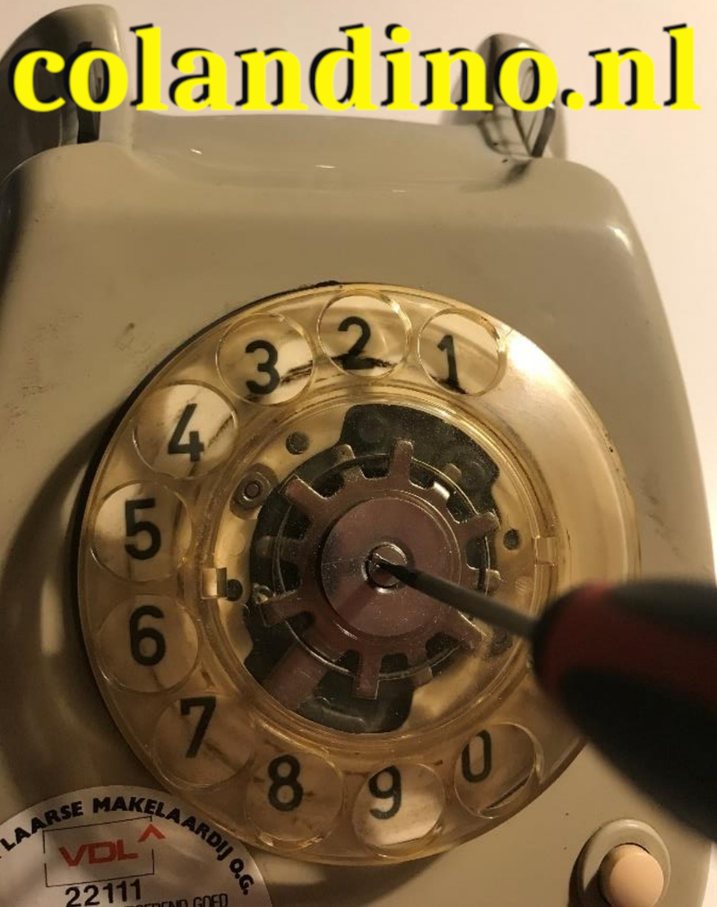 Schroef de kiesschijf los om hem schoon te maken.