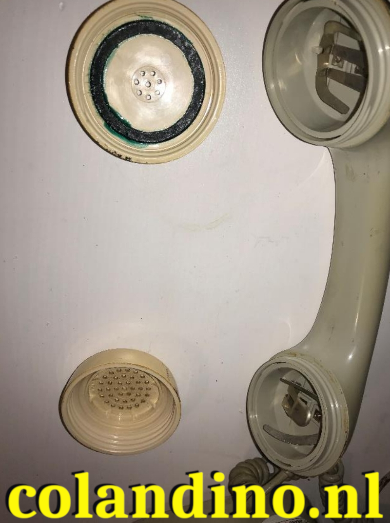 Verwijder de speaker en microfoon.