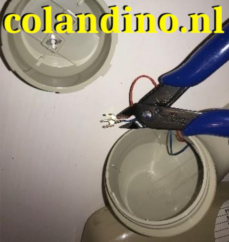 Knip de klemmen van de draadjes af.