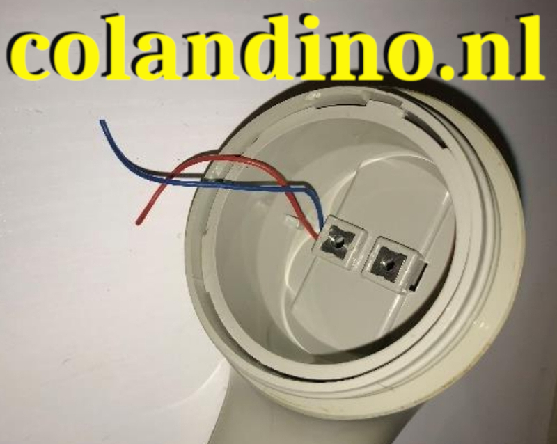 Duw de draden door een sleuf in de speakerhouder en doe die houder terug in de hoorn.