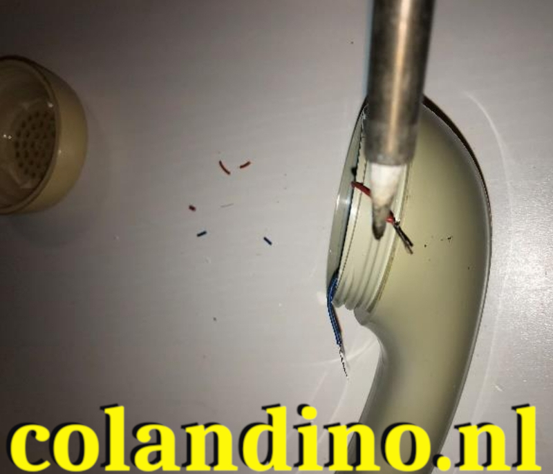 Vertin de draden met de soldeerbout