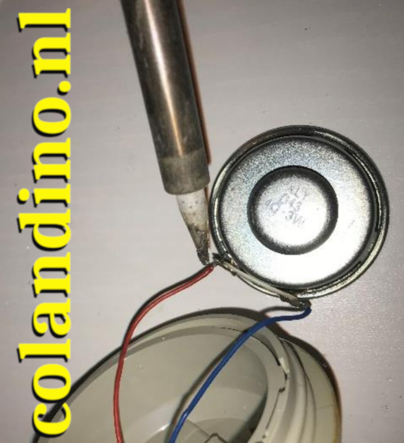 Soldeer de draden aan de speaker.