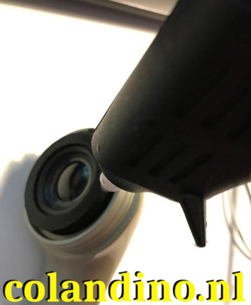 Zet de dop vast met een lijmpistool. Zet ook de microfoonhouder onder in de hoorn vast met het lijmpistool.