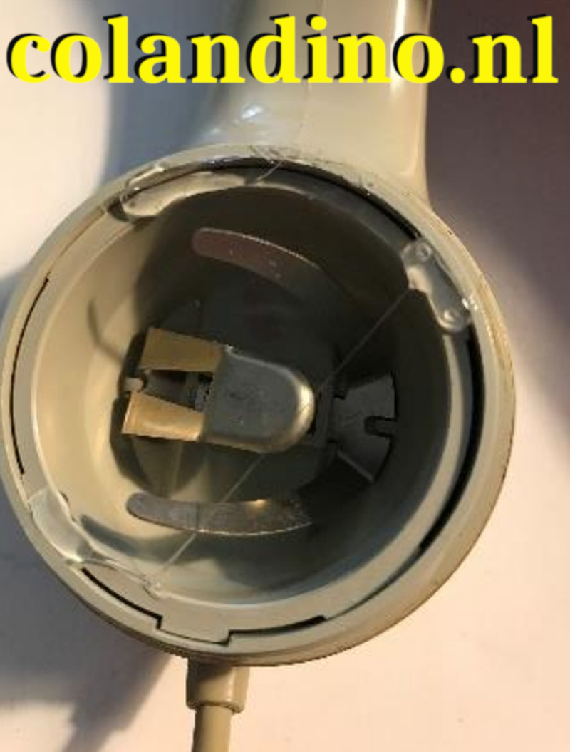 Draai de doppen op de hoorn.