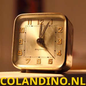 Wekker met radiumwijzers en getallen