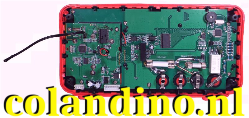 De grote basisprint achter de frontplaat van de multimeter.
