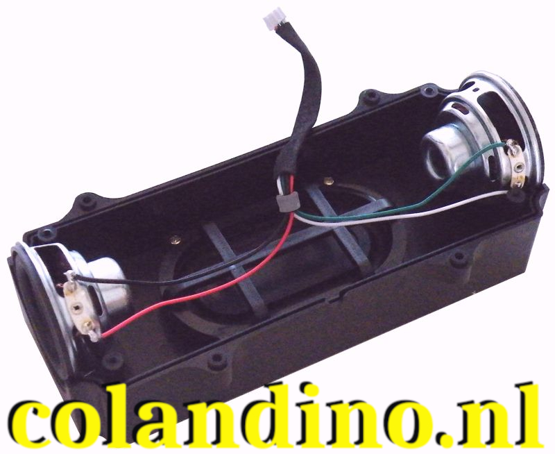 De opengeschroefde box waarin de twee luidsprekertjes zitten.