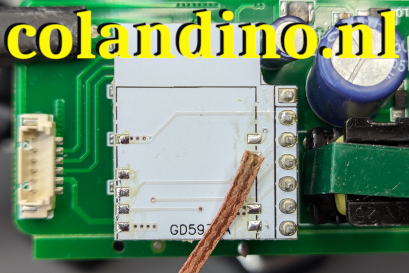 Verwijder overgebleven soldeer met de desoldeerlint.