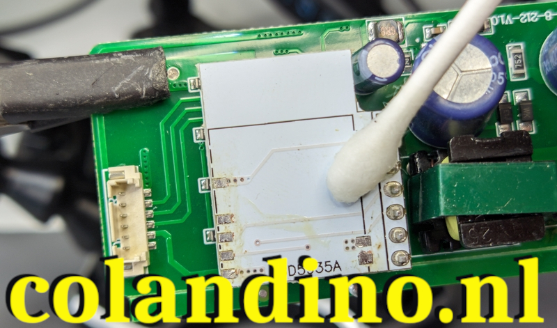 Maak het oppervlak schoon met IPA of andere alcohol.