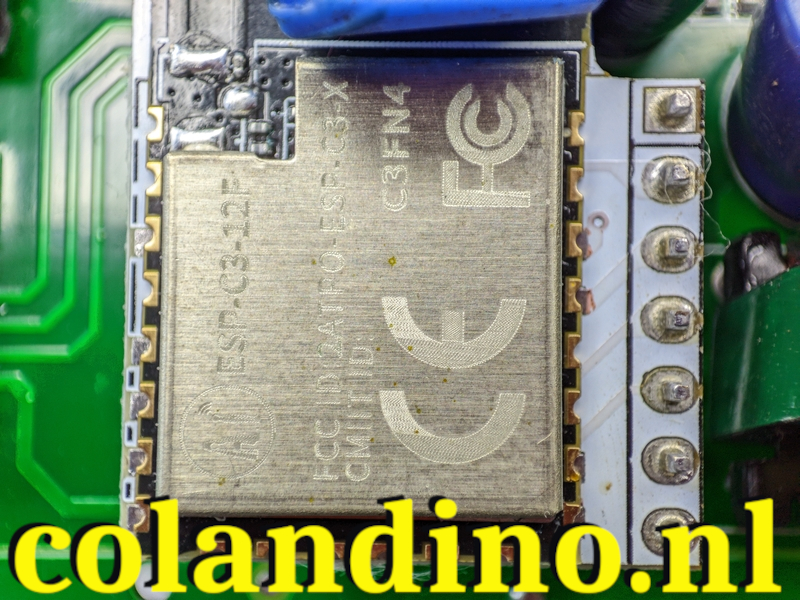 Lijn de module uit met de pads en zet deze vast met een kleine klem of wasknijper.