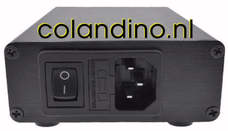 De achterzijde van de behuizing.