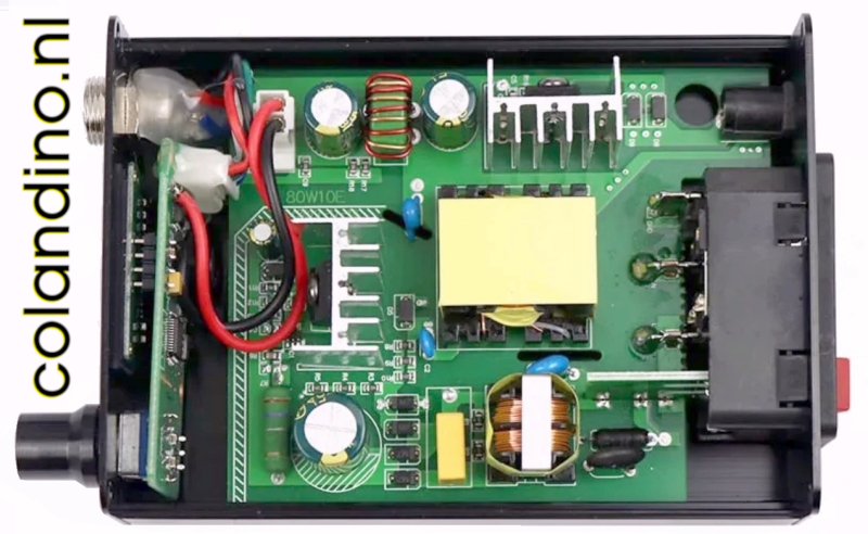 De elektronica in de behuizing.