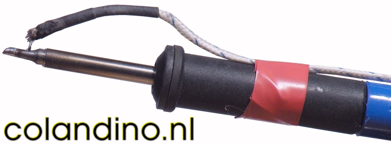 Het meten van de temperatuur van de punt met een thermokoppel.