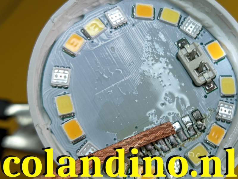 Gebruik flux en soldeerwick om de oude soldeertin te verwijderen en de contacten schoon te maken