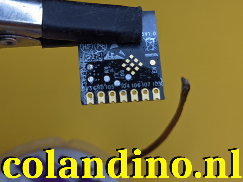 Maak de contacten schoon aan de achterkant van de module