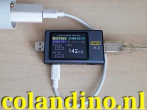 Een kabel aansluiten tussen de lader en de FNB58.