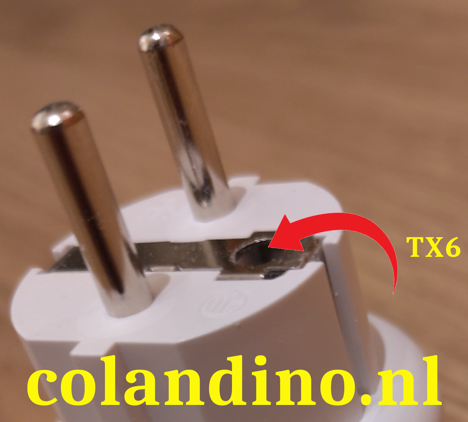 Het verborgen TX6 schroefje in de Sonoff S60