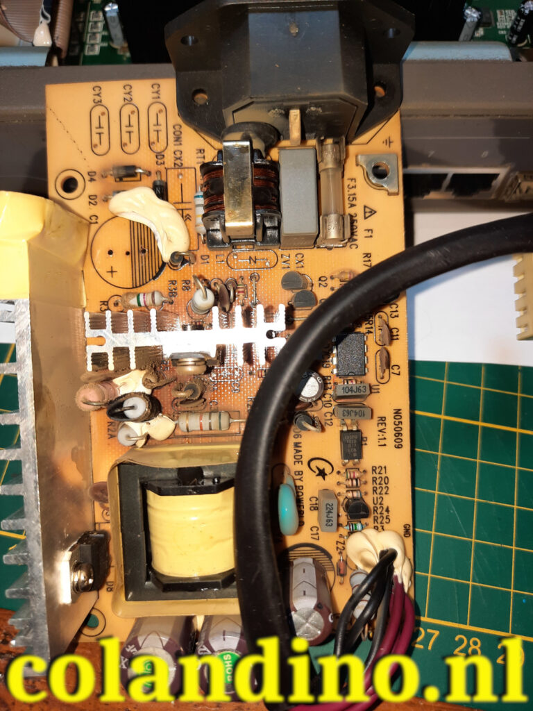 De voedingsprint zonder de oude condensator