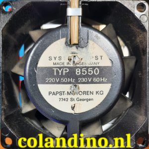 De ventilator op de koeltunnel is een TYP 8550 220V 50 Hz / 230V 60 Hz van Papst-motoren KG.